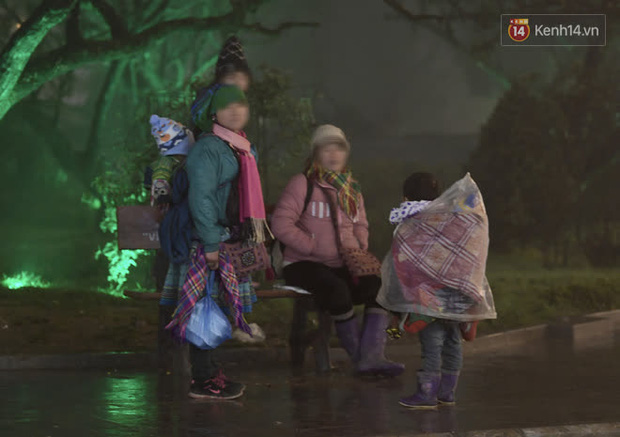 Chùm ảnh: Trẻ em ở Sa Pa bị đẩy ra đường bán hàng cho du khách dưới thời tiết 0 độ C - Ảnh 4.