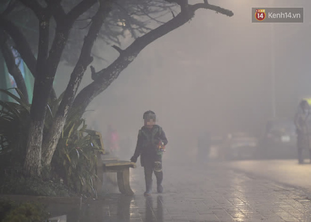 Chùm ảnh: Trẻ em ở Sa Pa bị đẩy ra đường bán hàng cho du khách dưới thời tiết 0 độ C - Ảnh 8.