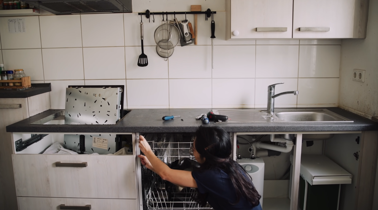 Trầm trồ căn bếp của mẹ bỉm sữa 9X Việt ở Đức: Tự cưa gỗ, đóng đinh, sơn, vẽ toàn bộ, chi phí chỉ 10 triệu đồng - Ảnh 2.