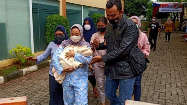 Vụ máy bay rơi ở Indonesia: Vợ ôm con 7 ngày tuổi đến bệnh viện chờ tin chồng và lời nhắn cuối đầy ám ảnh của nữ tiếp viên hàng không - Ảnh 2.