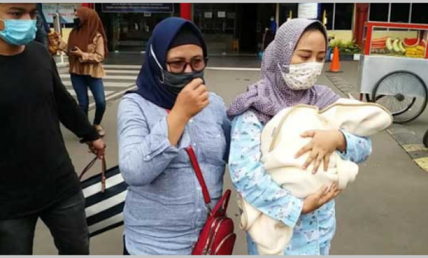Vụ máy bay rơi ở Indonesia: Vợ ôm con 7 ngày tuổi đến bệnh viện chờ tin chồng và lời nhắn cuối đầy ám ảnh của nữ tiếp viên hàng không - Ảnh 3.