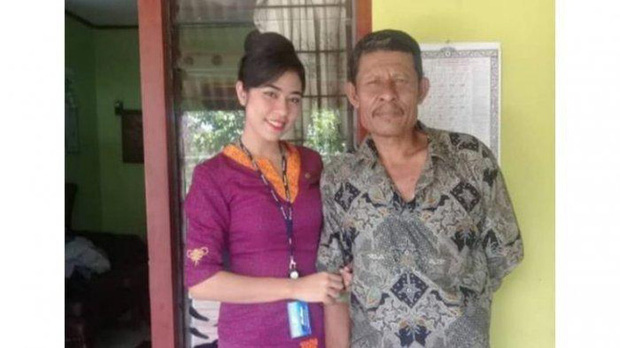 Vụ máy bay rơi ở Indonesia: Vợ ôm con 7 ngày tuổi đến bệnh viện chờ tin chồng và lời nhắn cuối đầy ám ảnh của nữ tiếp viên hàng không - Ảnh 4.
