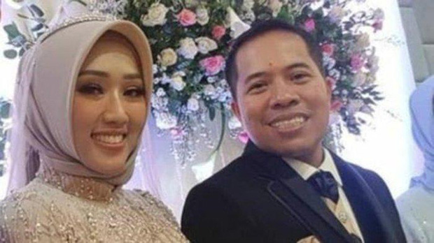 Vụ máy bay rơi ở Indonesia: Vợ ôm con 7 ngày tuổi đến bệnh viện chờ tin chồng và lời nhắn cuối đầy ám ảnh của nữ tiếp viên hàng không - Ảnh 6.