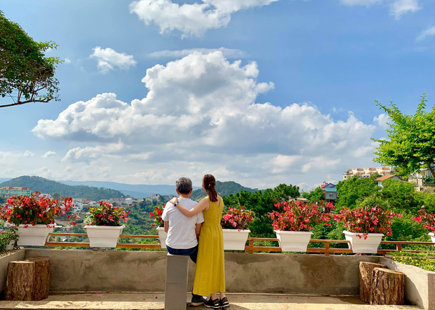 Leaving Saigon, the couple went to Da Lat to build a house facing the valley, looking at the beautiful fairy-tale garden of cherry blossoms - Photo 30.