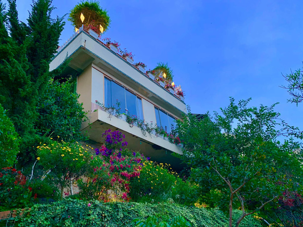 Leaving Saigon, the couple went to Da Lat to build a house facing the valley, looking at the beautiful fairy-tale garden of cherry blossoms - Photo 4.