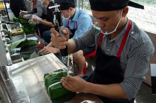 Nhân viên văn phòng bỏ tiền tỷ nghiên cứu chế tạo dây chuyền sản xuất bánh chưng tự động, nhanh gấp 10 gói tay, giá 150k/cái - Ảnh 2.