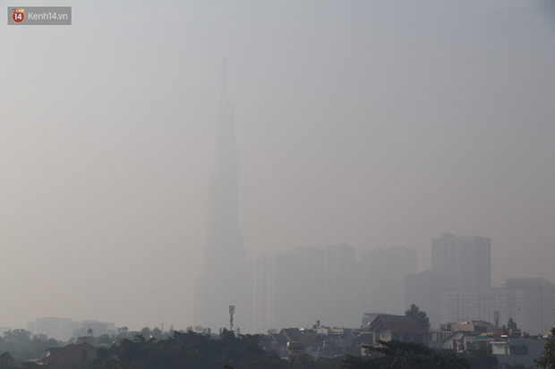  Chùm ảnh: Bụi mờ mù mịt bủa vây Sài Gòn, báo động ô nhiễm không khí trong những ngày cuối năm  - Ảnh 1.