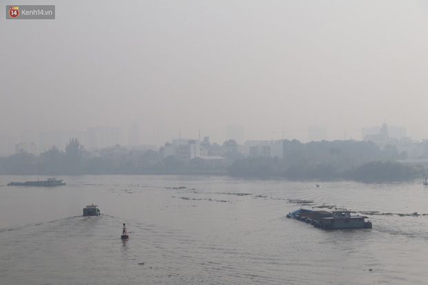  Chùm ảnh: Bụi mờ mù mịt bủa vây Sài Gòn, báo động ô nhiễm không khí trong những ngày cuối năm  - Ảnh 13.