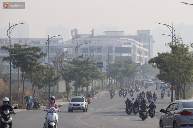 Chùm ảnh: Bụi mờ mù mịt bủa vây Sài Gòn, báo động ô nhiễm không khí trong những ngày cuối năm  - Ảnh 17.