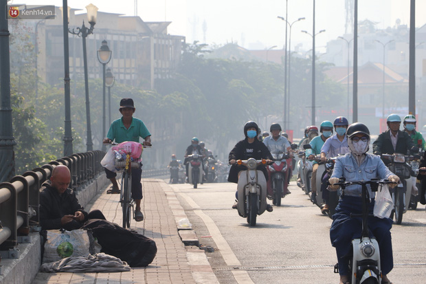  Chùm ảnh: Bụi mờ mù mịt bủa vây Sài Gòn, báo động ô nhiễm không khí trong những ngày cuối năm  - Ảnh 18.