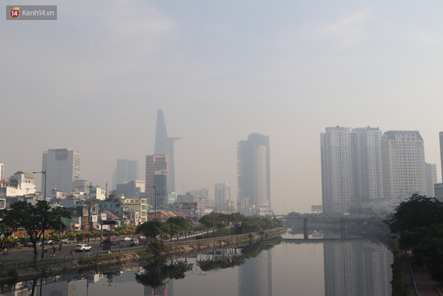  Chùm ảnh: Bụi mờ mù mịt bủa vây Sài Gòn, báo động ô nhiễm không khí trong những ngày cuối năm  - Ảnh 20.