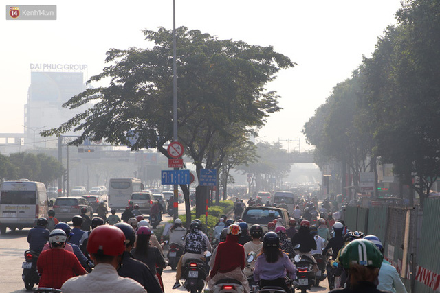  Chùm ảnh: Bụi mờ mù mịt bủa vây Sài Gòn, báo động ô nhiễm không khí trong những ngày cuối năm  - Ảnh 3.