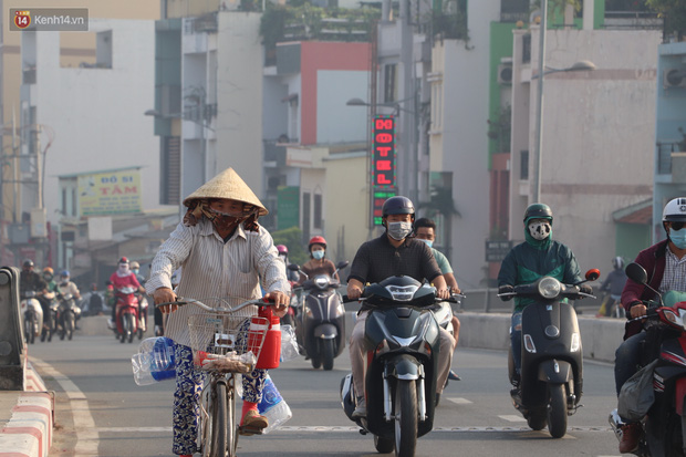  Chùm ảnh: Bụi mờ mù mịt bủa vây Sài Gòn, báo động ô nhiễm không khí trong những ngày cuối năm  - Ảnh 4.