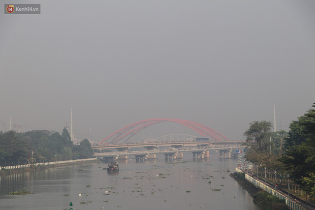 Chùm ảnh: Bụi mờ mù mịt bủa vây Sài Gòn, báo động ô nhiễm không khí trong những ngày cuối năm  - Ảnh 5.