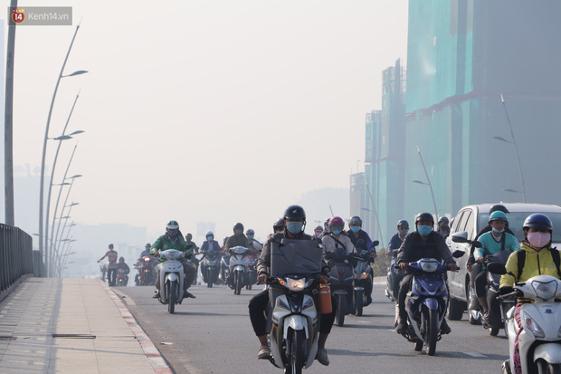  Chùm ảnh: Bụi mờ mù mịt bủa vây Sài Gòn, báo động ô nhiễm không khí trong những ngày cuối năm  - Ảnh 10.