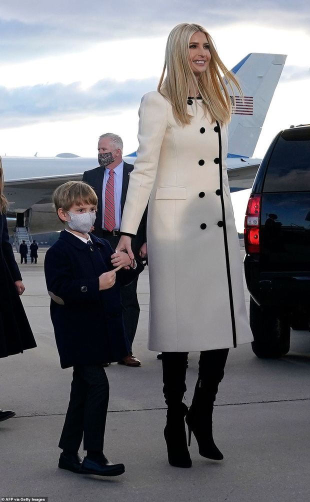 Khoảnh khắc nữ thần Ivanka Trump khóc khi nghe cha nói lời chia tay gây bão, cậu út Barron không xuất hiện khiến mọi người tò mò - Ảnh 6.