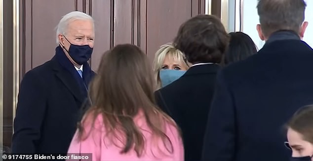 Khoảnh khắc ông Biden bối rối vì cánh cửa Nhà Trắng mãi không mở - Ảnh 1.