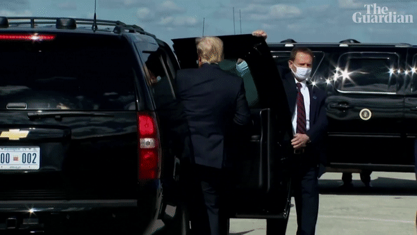 Mới chủ động nắm tay chồng cùng nhau rời Nhà Trắng, phu nhân Melania Trump lại có hành động khó hiểu tại sân bay gây bàn tán xôn xao - Ảnh 6.
