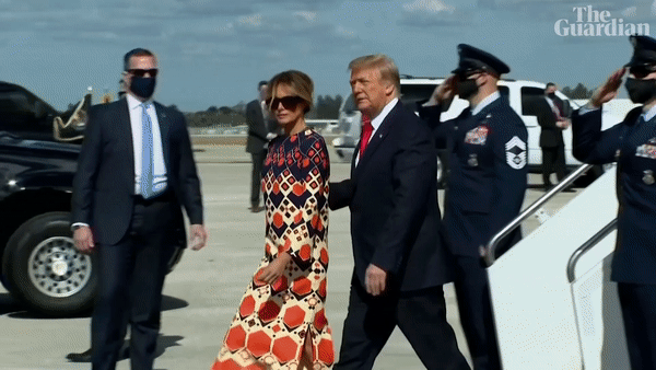 Mới chủ động nắm tay chồng cùng nhau rời Nhà Trắng, phu nhân Melania Trump lại có hành động khó hiểu tại sân bay gây bàn tán xôn xao - Ảnh 5.