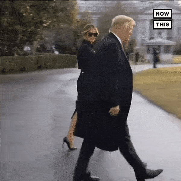 Mới chủ động nắm tay chồng cùng nhau rời Nhà Trắng, phu nhân Melania Trump lại có hành động khó hiểu tại sân bay gây bàn tán xôn xao - Ảnh 1.