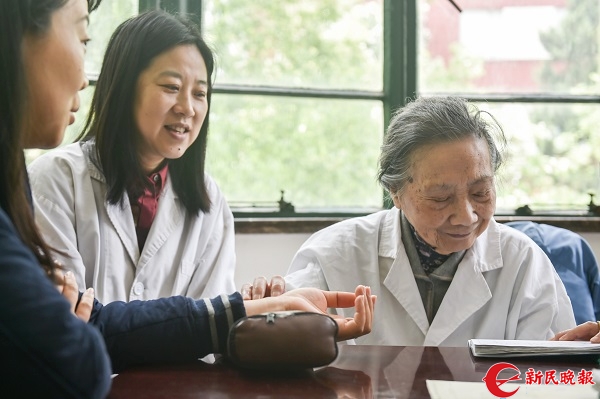 Bậc thầy Đông y 100 tuổi có mái tóc đen, hàm răng chắc khỏe: Nhờ kiên trì làm 1 động tác - Ảnh 4. Bậc thầy Đông y 100 tuổi có mái tóc đen, hàm răng chắc khỏe: Nhờ kiên trì làm 1 động tác - Ảnh 4.