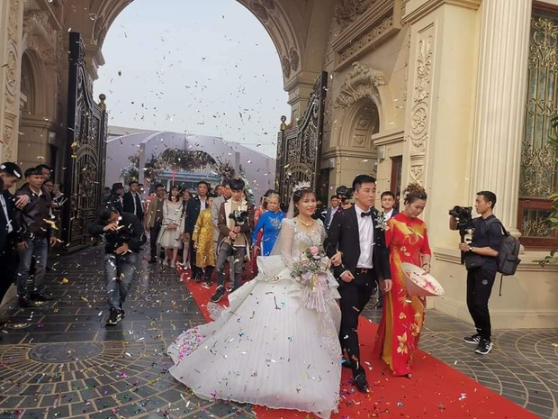 Lộ diện hình ảnh cô dâu chú rể ở đám cưới trong lâu đài dát vàng tại Ninh Bình, biết các con số của tiệc cưới lại càng choáng hơn - Ảnh 2.