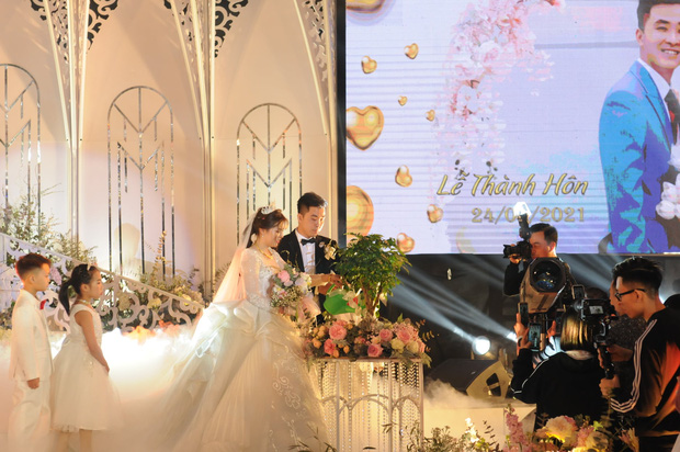 Lộ diện hình ảnh cô dâu chú rể ở đám cưới trong lâu đài dát vàng tại Ninh Bình, biết các con số của tiệc cưới lại càng choáng hơn - Ảnh 3.