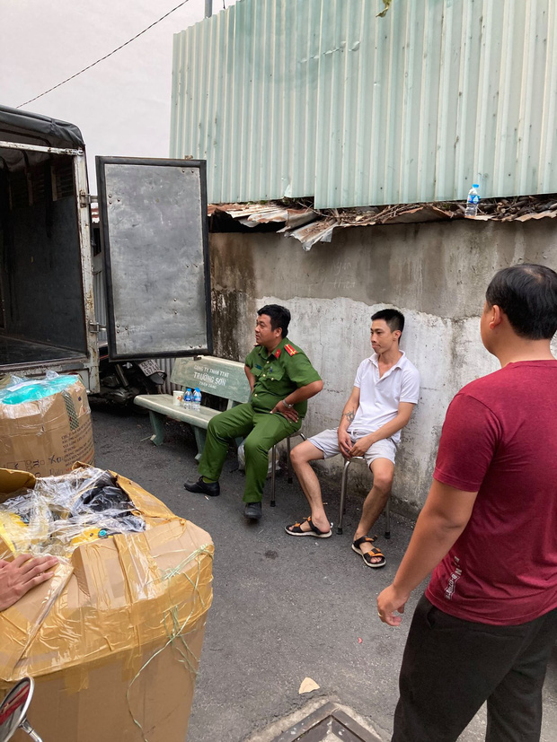 Đột kích căn nhà ở TP.HCM phát hiện gần 4.200 mũ bảo hiểm nghi giả mạo Nón Sơn - Ảnh 2.