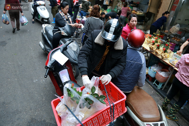 Gà cánh tiên “hút khách” trong phiên chợ Rằm cuối năm giữa phố Hà Nội: Chủ quán luộc gà gấp rút, shipper giao mỏi chân không kịp - Ảnh 6.