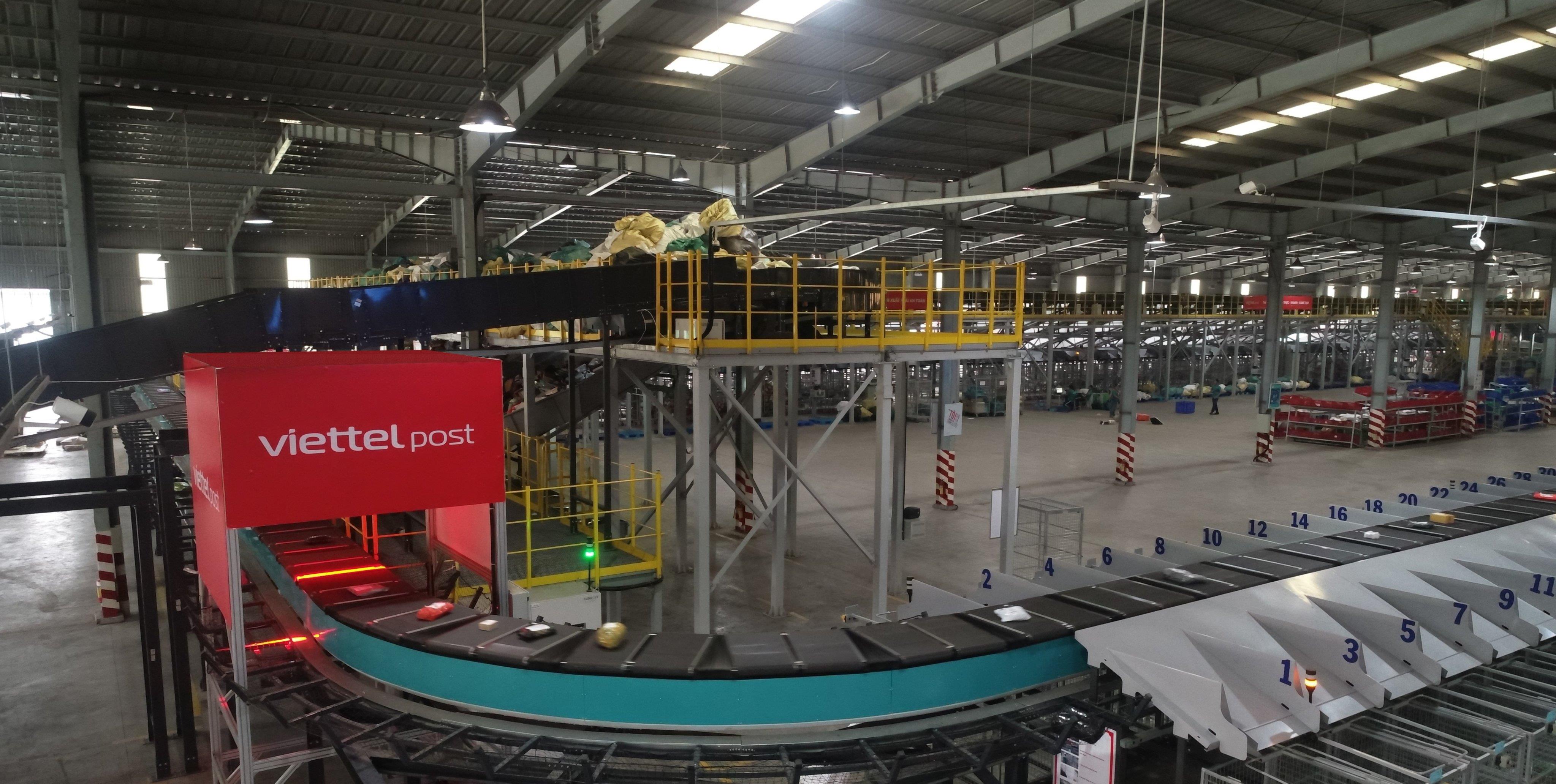 Trung tâm logistics miền Nam của Viettel Post: Băng chuyền chia chọn Trung tâm logistics miền Nam của Viettel Post: Băng chuyền chia chọn