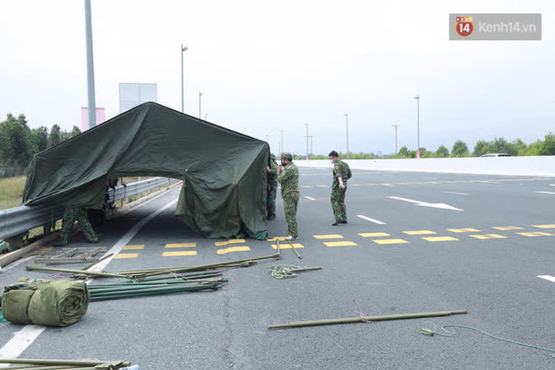 Công an, quân đội lập “chốt” khuyến cáo người dân cân nhắc trước khi di chuyển vào TP Hạ Long trước hàng loạt ca nhiễm COVID-19 mới - Ảnh 5.