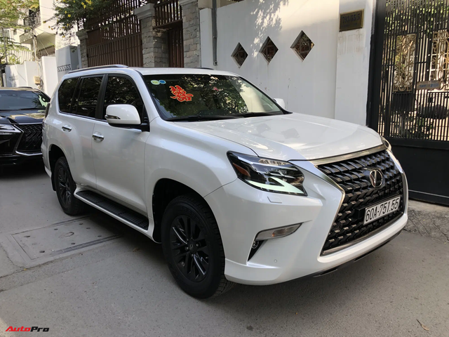 Dàn xe hơn 100 tỷ phục vụ đám cưới thiếu gia Phan Thành: Đủ loại Rolls-Royce, Maybach, Lexus đậu kín ngõ nhà cô dâu - Ảnh 16. Dàn xe hơn 100 tỷ phục vụ đám cưới thiếu gia Phan Thành: Đủ loại Rolls-Royce, Maybach, Lexus đậu kín ngõ nhà cô dâu - Ảnh 16.
