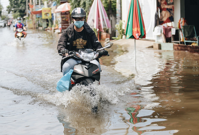  Sài Gòn không mưa, thành phố Thủ Đức vẫn ngập từ sáng đến trưa, dân bỏ nhà đi nơi khác  - Ảnh 11.