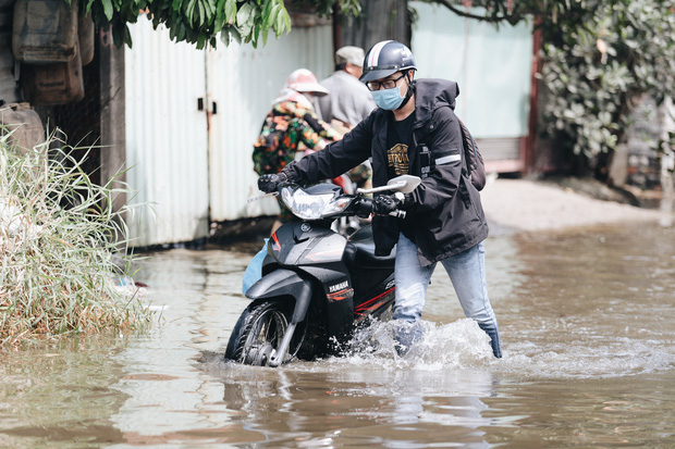  Sài Gòn không mưa, thành phố Thủ Đức vẫn ngập từ sáng đến trưa, dân bỏ nhà đi nơi khác  - Ảnh 13.