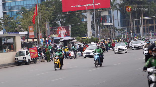  Chùm ảnh: Cửa ngõ Hà Nội ùn tắc kinh hoàng, các bến xe chật cứng người dân quay trở lại sau kỳ nghỉ Tết dương lịch  - Ảnh 13.