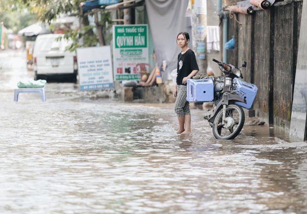  Sài Gòn không mưa, thành phố Thủ Đức vẫn ngập từ sáng đến trưa, dân bỏ nhà đi nơi khác  - Ảnh 15.