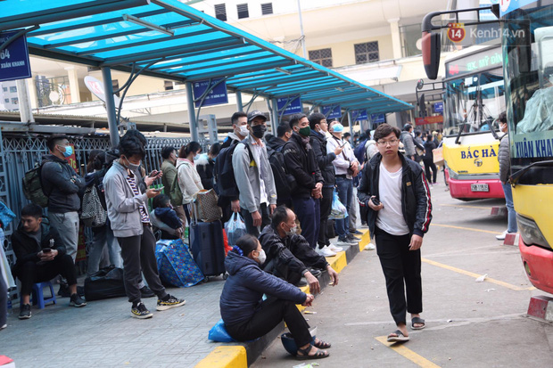  Chùm ảnh: Cửa ngõ Hà Nội ùn tắc kinh hoàng, các bến xe chật cứng người dân quay trở lại sau kỳ nghỉ Tết dương lịch  - Ảnh 15.