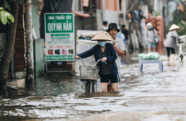  Sài Gòn không mưa, thành phố Thủ Đức vẫn ngập từ sáng đến trưa, dân bỏ nhà đi nơi khác  - Ảnh 16.