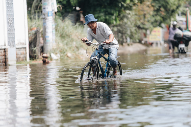  Sài Gòn không mưa, thành phố Thủ Đức vẫn ngập từ sáng đến trưa, dân bỏ nhà đi nơi khác  - Ảnh 17.