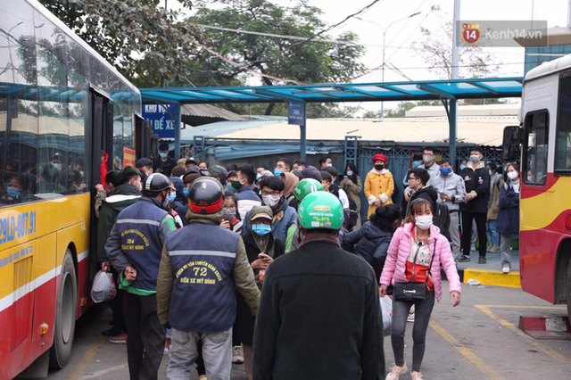 Chùm ảnh: Cửa ngõ Hà Nội ùn tắc kinh hoàng, các bến xe chật cứng người dân quay trở lại sau kỳ nghỉ Tết dương lịch  - Ảnh 18.