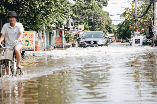  Sài Gòn không mưa, thành phố Thủ Đức vẫn ngập từ sáng đến trưa, dân bỏ nhà đi nơi khác  - Ảnh 3.