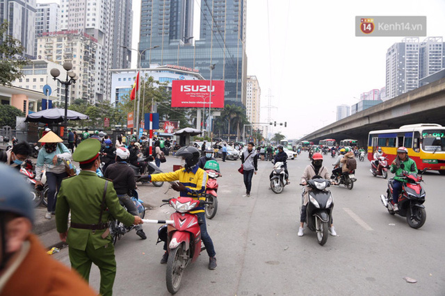  Chùm ảnh: Cửa ngõ Hà Nội ùn tắc kinh hoàng, các bến xe chật cứng người dân quay trở lại sau kỳ nghỉ Tết dương lịch  - Ảnh 23.