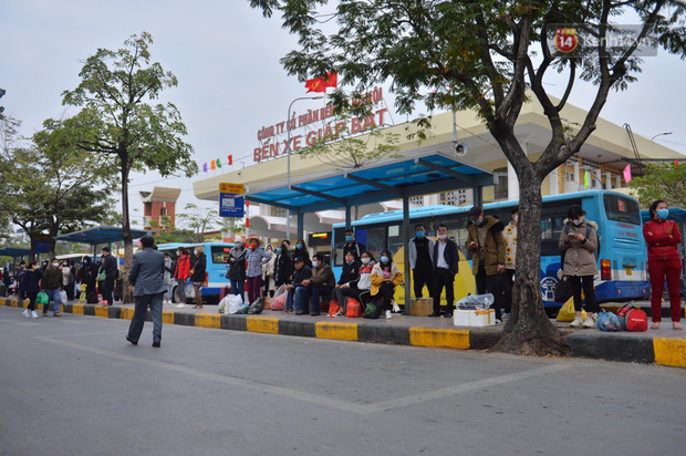  Chùm ảnh: Cửa ngõ Hà Nội ùn tắc kinh hoàng, các bến xe chật cứng người dân quay trở lại sau kỳ nghỉ Tết dương lịch  - Ảnh 25.
