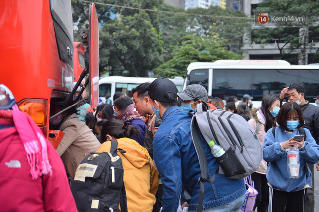  Chùm ảnh: Cửa ngõ Hà Nội ùn tắc kinh hoàng, các bến xe chật cứng người dân quay trở lại sau kỳ nghỉ Tết dương lịch  - Ảnh 26.