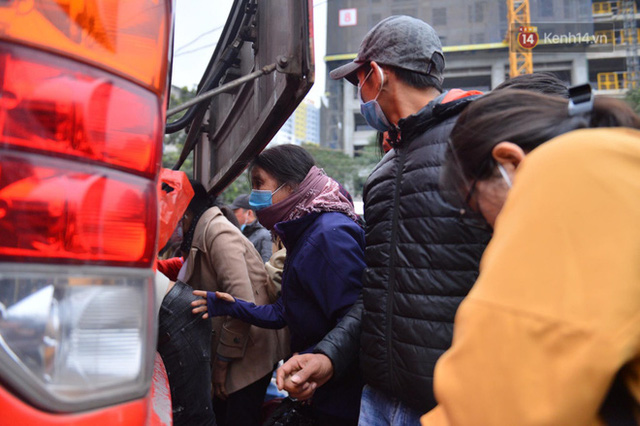  Chùm ảnh: Cửa ngõ Hà Nội ùn tắc kinh hoàng, các bến xe chật cứng người dân quay trở lại sau kỳ nghỉ Tết dương lịch  - Ảnh 27.