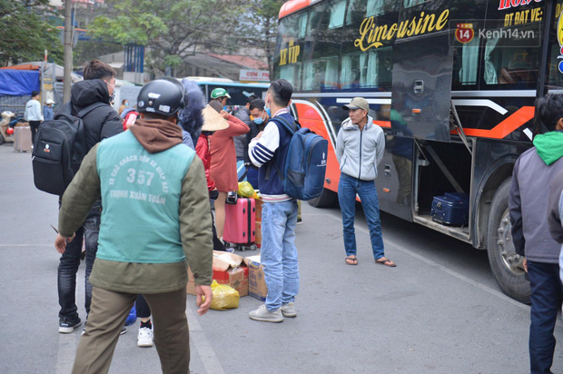  Chùm ảnh: Cửa ngõ Hà Nội ùn tắc kinh hoàng, các bến xe chật cứng người dân quay trở lại sau kỳ nghỉ Tết dương lịch  - Ảnh 28.