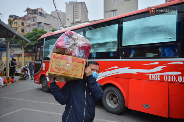  Chùm ảnh: Cửa ngõ Hà Nội ùn tắc kinh hoàng, các bến xe chật cứng người dân quay trở lại sau kỳ nghỉ Tết dương lịch  - Ảnh 29.