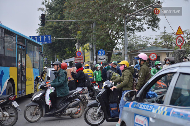  Chùm ảnh: Cửa ngõ Hà Nội ùn tắc kinh hoàng, các bến xe chật cứng người dân quay trở lại sau kỳ nghỉ Tết dương lịch  - Ảnh 32.