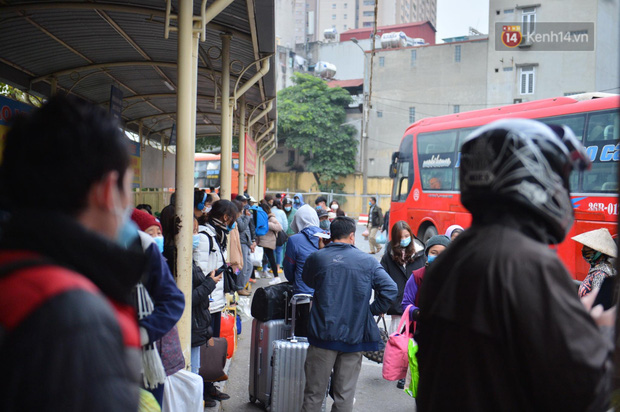  Chùm ảnh: Cửa ngõ Hà Nội ùn tắc kinh hoàng, các bến xe chật cứng người dân quay trở lại sau kỳ nghỉ Tết dương lịch  - Ảnh 33.