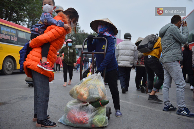  Chùm ảnh: Cửa ngõ Hà Nội ùn tắc kinh hoàng, các bến xe chật cứng người dân quay trở lại sau kỳ nghỉ Tết dương lịch  - Ảnh 40.